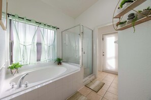 Dusche, Haartrockner, Handtücher, Shampoo