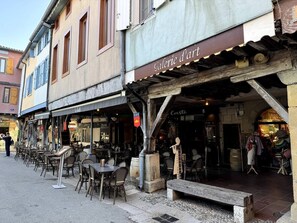 Outdoor dining - Air-conditioned City Center Apartment (MIREPOIX)
