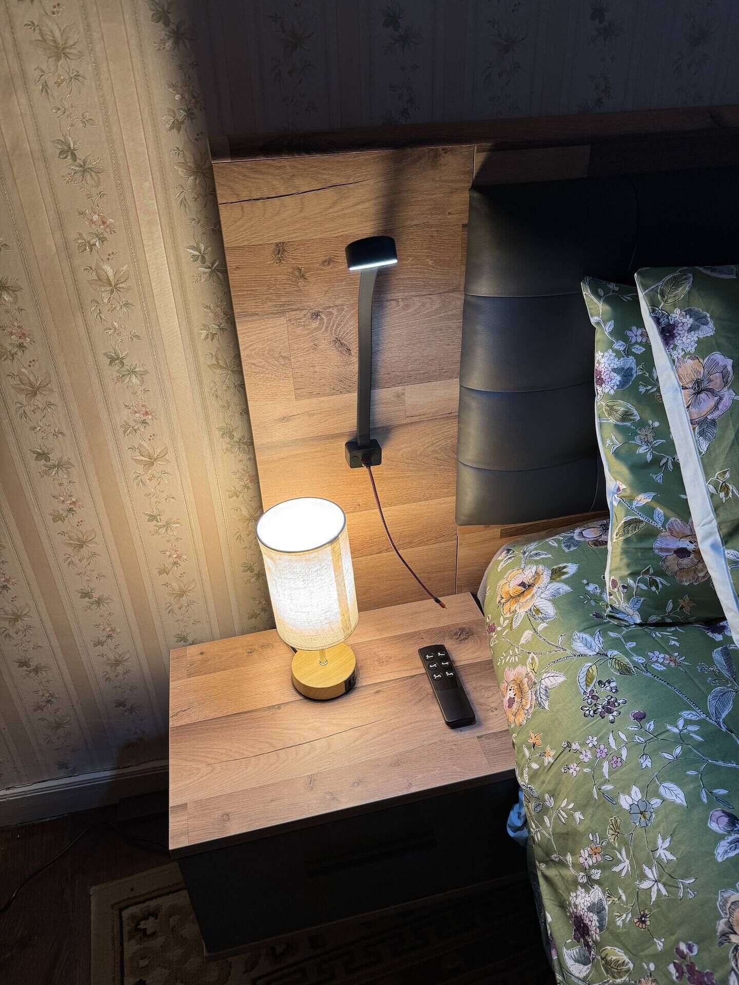 1 soveværelse, pengeskab på værelset, skrivebord, strygejern/strygebræt