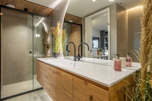 Dusche, Haartrockner, Handtücher