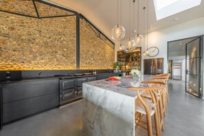 Microwave, oven, dishwasher, coffee/tea maker