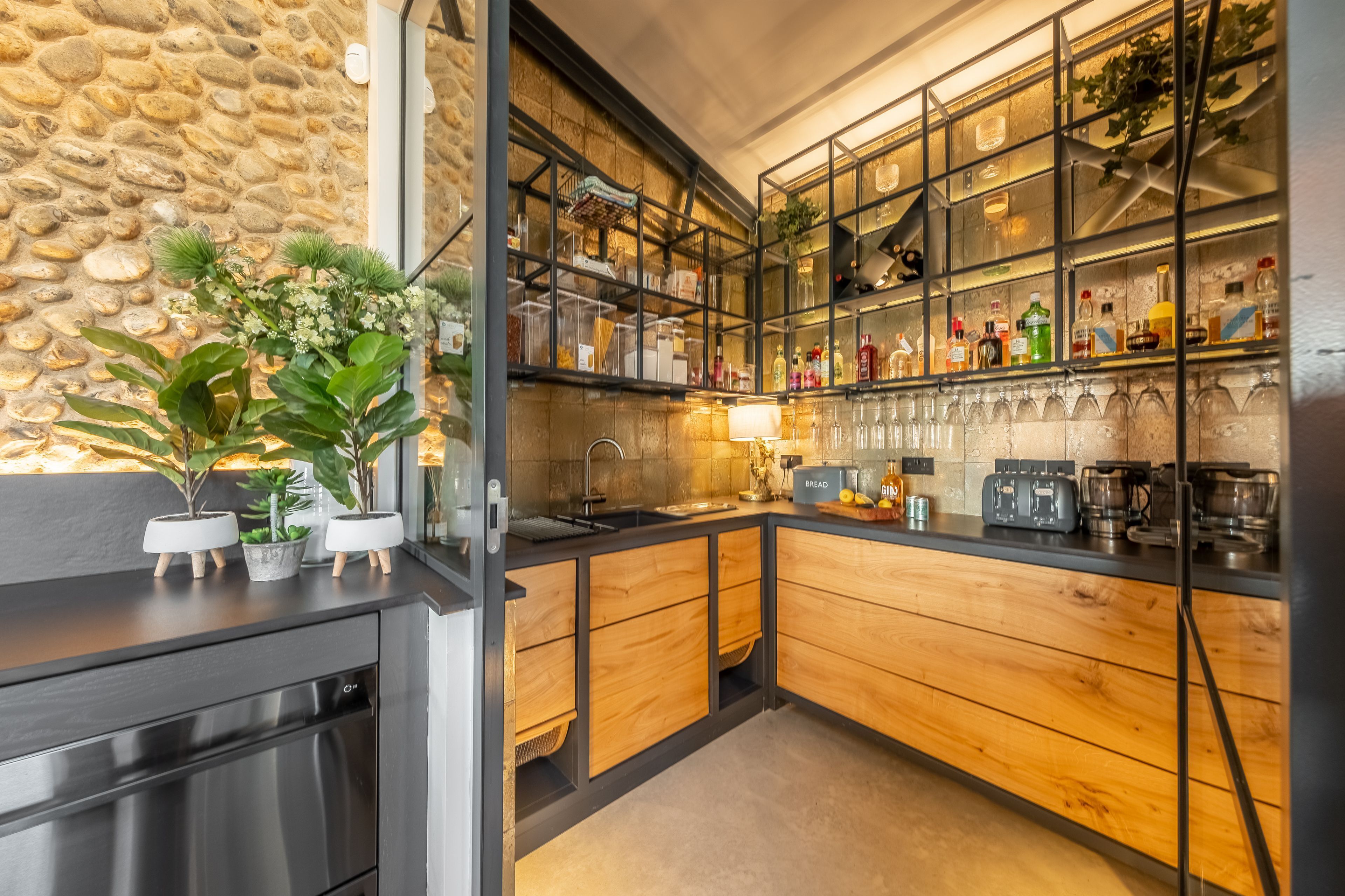 Microwave, oven, dishwasher, coffee/tea maker