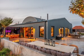 Outdoor dining - Indigo Barn, Warham, Norfolk (Warham)