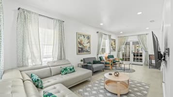 Een televisie, tafelvoetbal en een kantoor