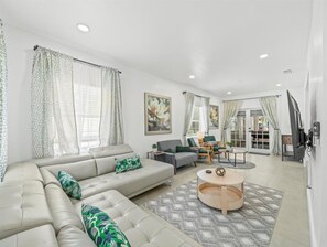 Televisión, futbolito, oficina