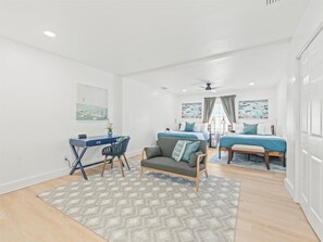 3 habitaciones, escritorio y tabla de planchar con plancha 