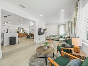 Televisio, pöytäjalkapallopöytä, työhuone