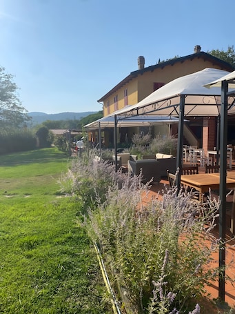 Outdoor dining. Room 'Santa Lorica - Camera 13' with Shared Pool, Wi-Fi and Air Conditioning