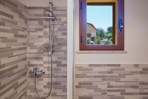 Shower, towels - Room 'Santa Lorica - Camera 17' with Shared Pool, Wi-Fi and Air Conditioning (Sassetta)