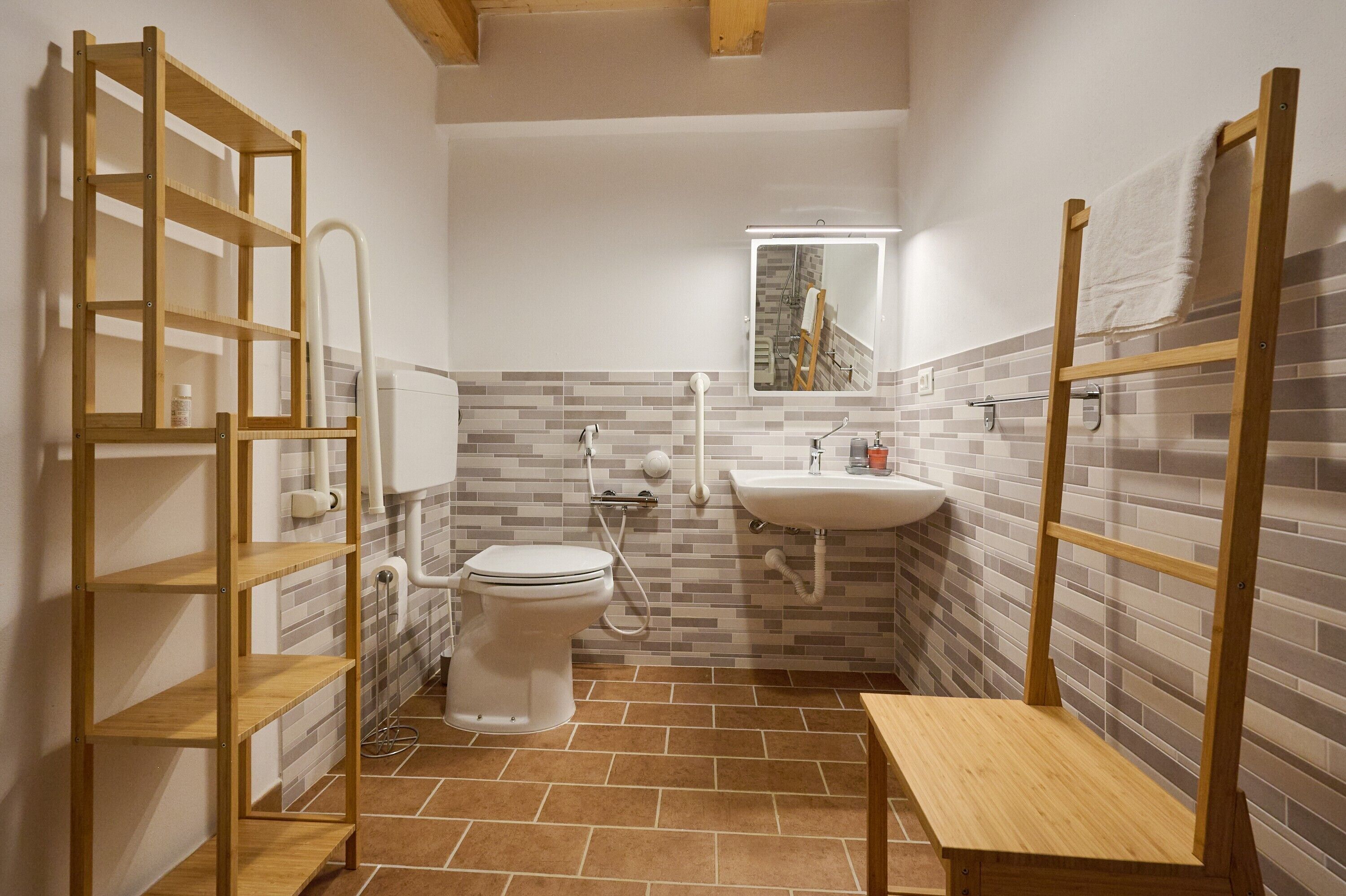 Shower, free toiletries, towels