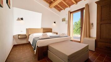 1 bedroom, desk, WiFi, bed sheets