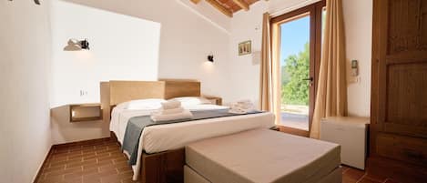 1 bedroom, desk, WiFi, bed sheets