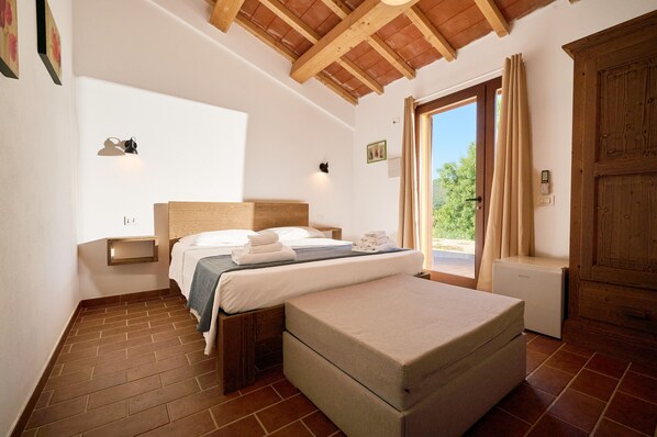 1 bedroom, desk, WiFi, bed sheets