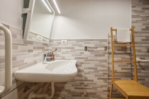 Shower, free toiletries, towels