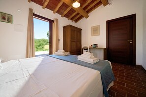 1 bedroom, desk, WiFi, bed sheets