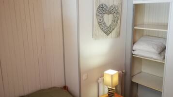 1 bedroom, iron/ironing board, travel cot, free WiFi