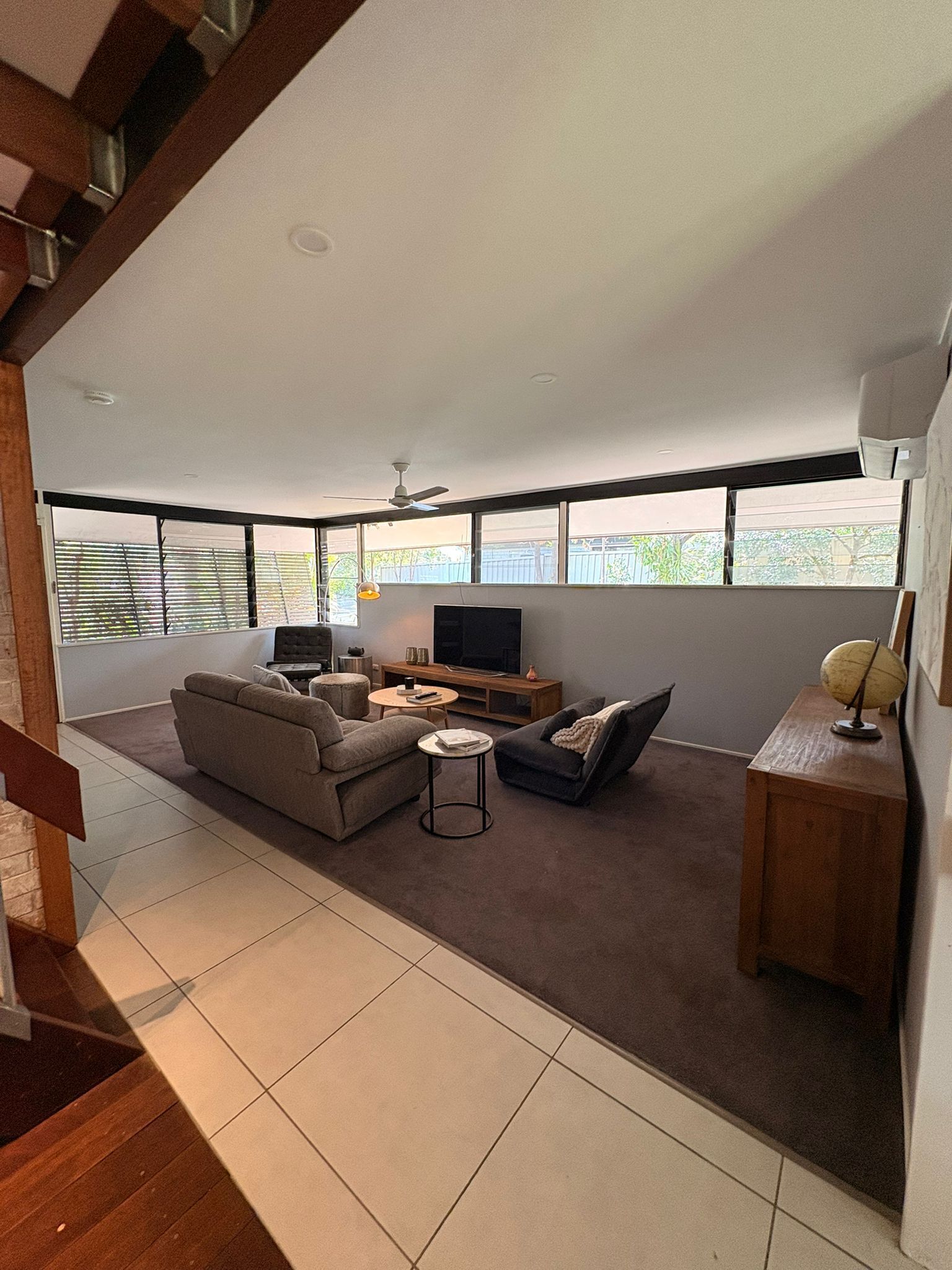 Smart TV, libros y estéreo 