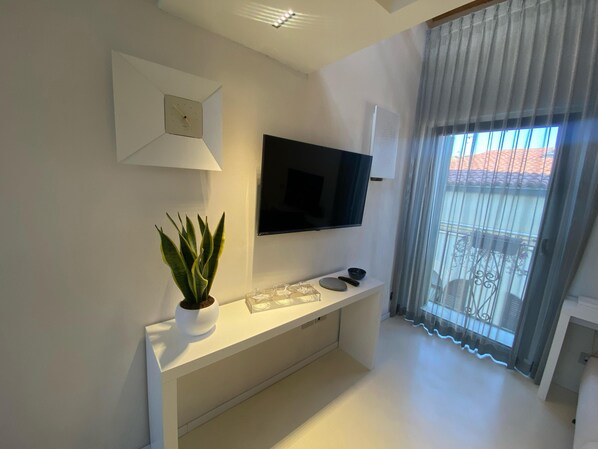 Smart TV, libri, impianto stereo