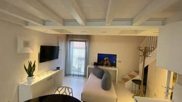 Smart-TV, Bücher, Stereoanlage