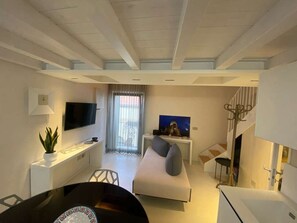 Smart-TV, Bücher, Stereoanlage