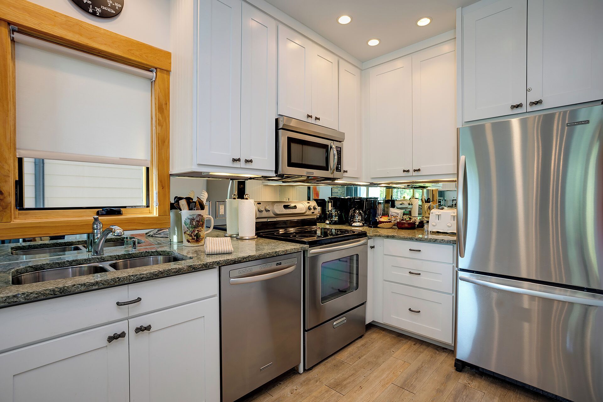 Fridge, oven, stovetop, coffee/tea maker