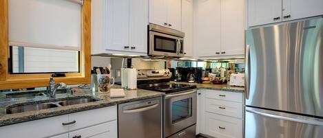 Jääkaappi, uuni, liesi, kahvin-/teenkeitin