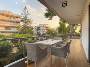 Outdoor dining - Luxurious & Spacious Flat in Glyfada Center (Glifada)