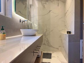 Dusche, Haartrockner, Bidet, Handtücher