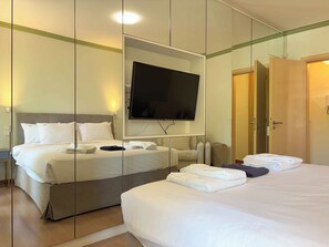 Iron/ironing board, WiFi, bed sheets - Luxurious & Spacious Flat in Glyfada Center (Glifada)