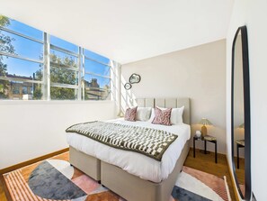 2 soverom, skrivebord, strykejern/-brett og reiseseng for barn