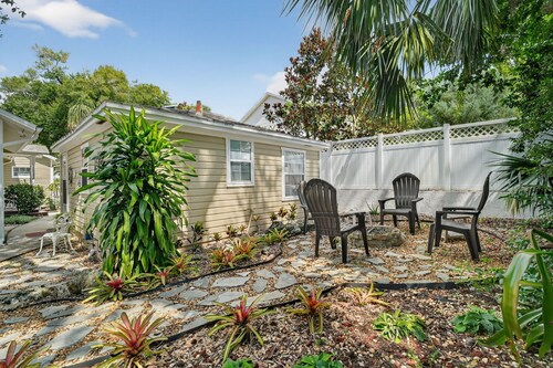 Cozy Guesthouse w/ Fire Pit & Walkable to Downtown