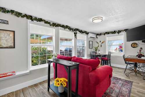 Cozy Guesthouse w/ Fire Pit & Walkable to Downtown