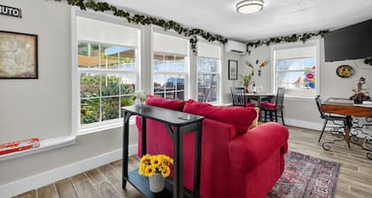 Cozy Guesthouse w/ Fire Pit & Walkable to Downtown