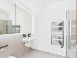 Chuveiro, secador de cabelo, toalhas de banho 