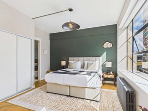 1 Schlafzimmer, Schreibtisch, Bügeleisen/Bügelbrett, Reisekinderbett
