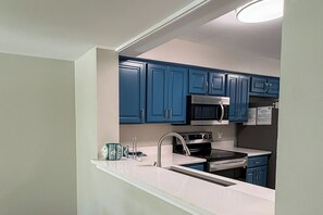 Kjøleskap, mikrobølgeovn, kokeplater og oppvaskmaskin