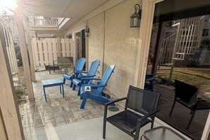 Terrace/patio - Sunset Rentals | Courtside 52 (Hilton Head Island)