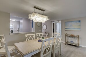 Dining - Sunset Rentals | Courtside 52 (Hilton Head Island)