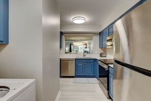 Kühlschrank, Mikrowelle, Herdplatte, Geschirrspüler