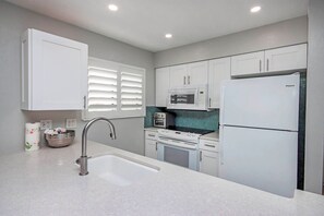 Refrigerador, microondas, horno, placa de cocina