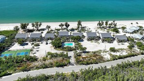 Une station balnéaire dotée de charmantes maisons de vacances en bord de mer, d’une piscine et d’un court de tennis.