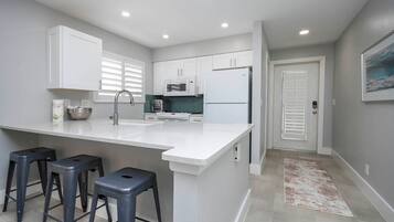 Een koelkast, een microgolfoven, een oven, een kookplaat