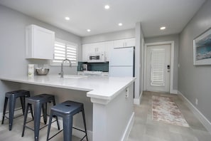 Een koelkast, een microgolfoven, een oven, een kookplaat