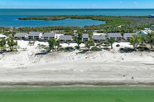 Beach Cottage 1415: Newly Remodeled Gulf-Front Bliss in Captiva