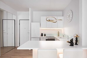 Réfrigérateur, micro-ondes, four, plaque de cuisson