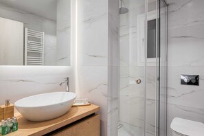 Douche, séchoir à cheveux, serviettes fournies