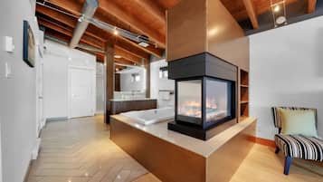 Penthouse Apartment, Harbor View | 다리미/다리미판, 무료 WiFi