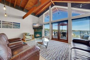 Living area - Mariner's Loft (Salt Spring Island)