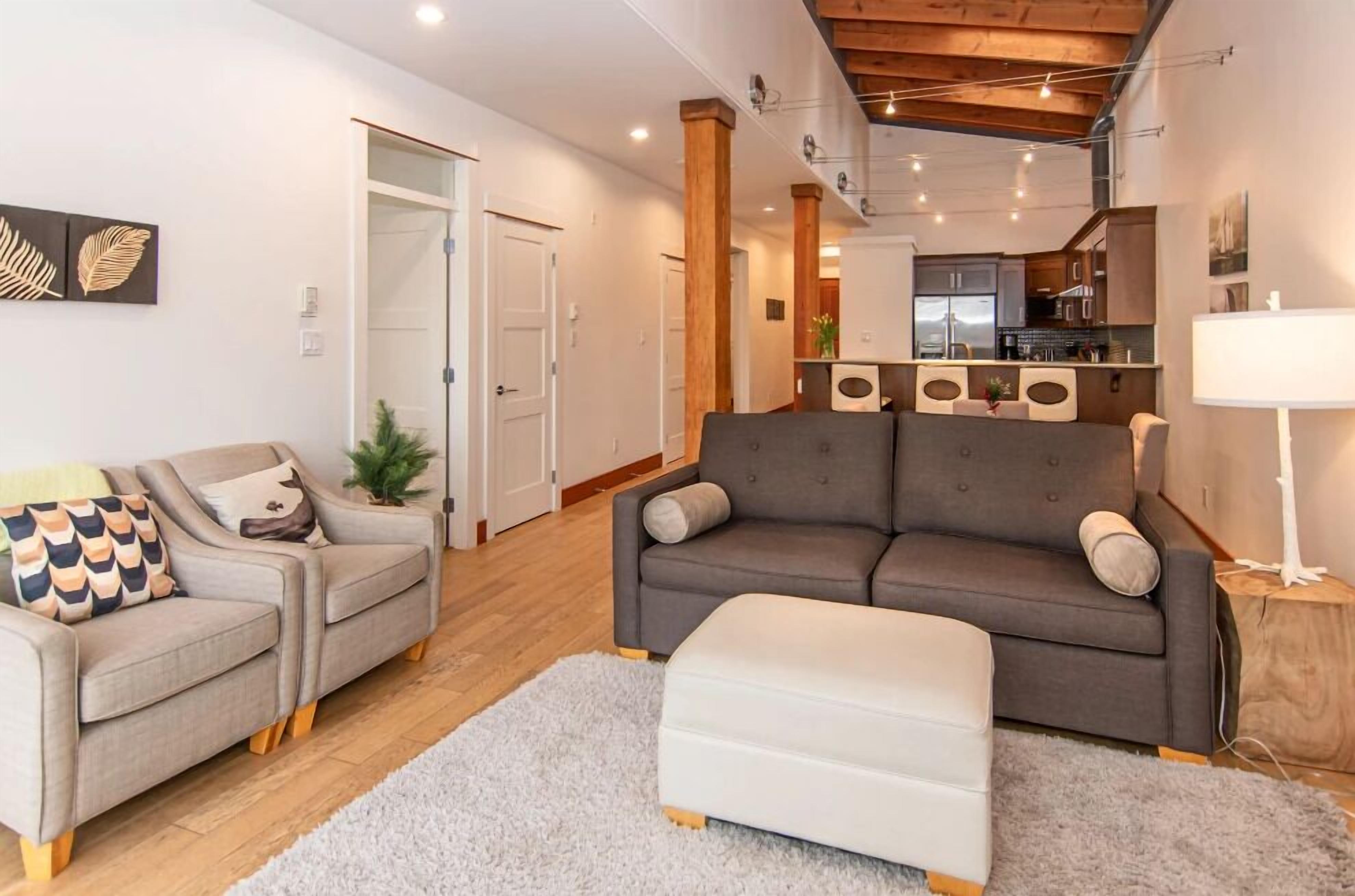 Apartament Deluxe | Sala d'estar | Televisor intel·ligent, pel·lícules de pagament i serveis de streaming 