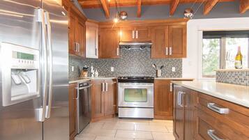 Deluxe Apartment, Harbour View Level 2 | Private kitchen | Fridge, microwave, oven, stovetop